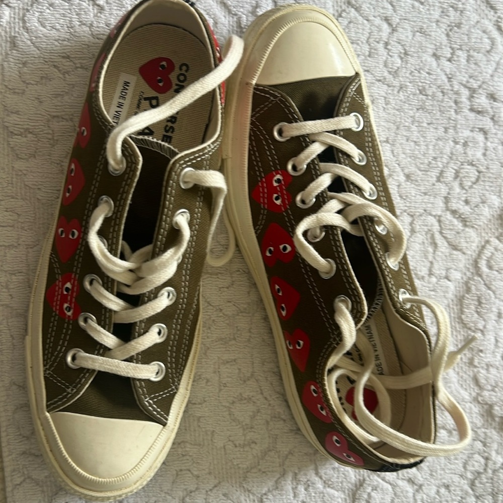 Comme des Garçons Play Converse low tops. In Khaki